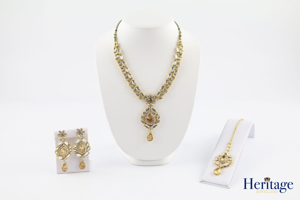 KUNDAN SET WITH PENDANT DESIGN AND GOLD STONE DETAIL