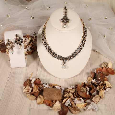 Oval Mirror Choker Set With Pearl Beads